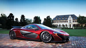 紅色McLaren P1超級跑車停放在磚砌車道上，前方是宏偉的豪宅，夕陽西下。 — 麥拉倫 720S 壁紙