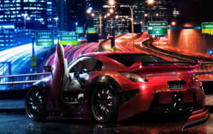紅色跑車夜間停在濕滑高速公路上，背景有模糊的交通燈光。 — 好看汽車 壁紙