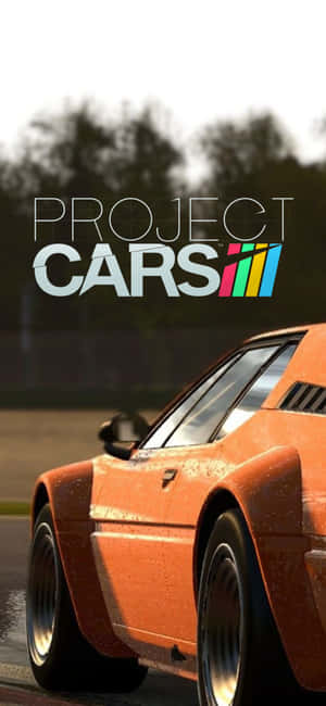 橙色賽車在潮濕賽道上疾馳，帶有Project CARS標誌 — iPhone 15 壁紙