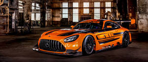 橙色 Mercedes-AMG GT3 賽車在生鏽的工業倉庫中。 — Mercedes Benz C300 壁紙