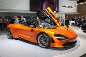 橙色McLaren跑車，鷗翼門打開，在車展上展出。 — 酷炫F1 壁紙