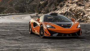 橙色McLaren跑車在蜿蜒的山路上。 — 白色法拉利 壁紙