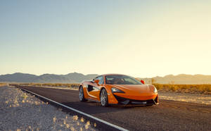 日落時沙漠高速公路上的橙色McLaren — 麥拉倫 壁紙