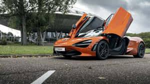 橙色McLaren 780S超級跑車車門打開，停泊在戶外，附近有樹木和建築物。 — 4K 法拉利 壁紙