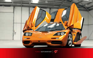 橙色McLaren F1在車庫中打開鷗翼車門。 — 電玩遊戲 GIF 壁紙