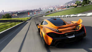 橙色McLaren P1在彎曲的賽道上加速，背景是城市天際線。 — 電玩遊戲 GIF 壁紙