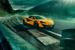 黃昏時分，橙色McLaren賽車行駛在山路上。 — 酷炫F1 壁紙