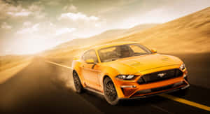 橙色Mustang在沙漠公路上日落飛馳 — 跑車 壁紙