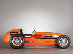 工作室中的橙色復古賽車（編號67） — 賽車 壁紙