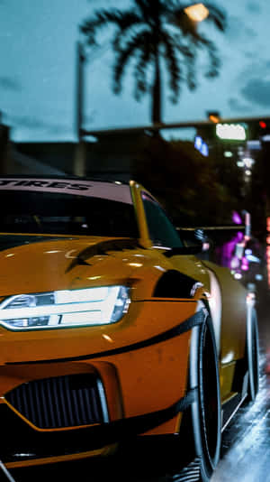 橙色賽車在夜間停放在濕漉漉的城市街道上，在發光的霓虹燈下。 — 電玩遊戲 GIF 壁紙