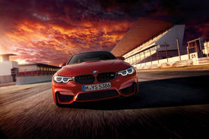 紅色BMW M4在日落時分的賽道上疾馳。 — Mercedes Benz C300 壁紙
