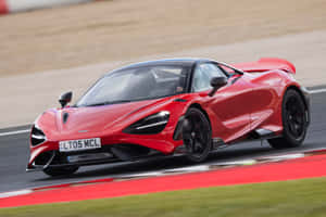 紅色McLaren 720S在賽道上疾馳，駕駛員可見。 — 麥拉倫 壁紙