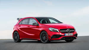 紅色Mercedes-AMG A45 S跑車停在瀝青路面上，背景是晴朗的天空。 — Mercedes-Benz 壁紙