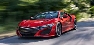 紅色跑車在明亮的陽光下，在綠樹成蔭的道路上飛馳。 — Acura 壁紙