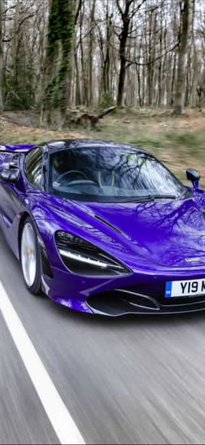 一輛紫色McLaren在森林中飛馳，帶有模糊的動態效果。 — 紫色 壁紙