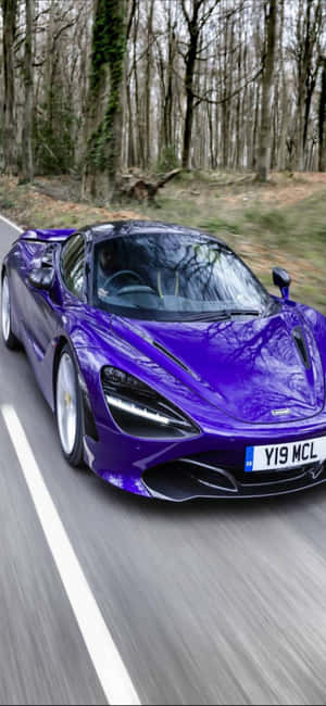 紫色McLaren 720S在森林中疾馳，帶有動態模糊效果。 — Galaxy S24 FE 壁紙