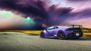 紫色藍寶堅尼 Huracán Performante 在暴風雨天空下的路上。 — 好看汽車 壁紙