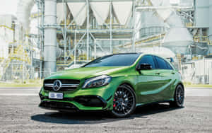 綠色 Mercedes-AMG A45 S 停在工業廠房前。 — MacBook Pro M1 壁紙