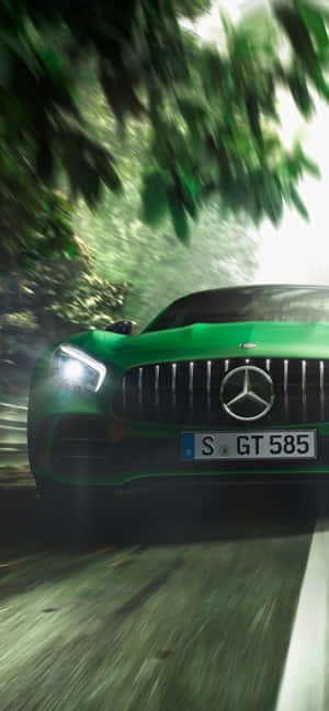 綠色 Mercedes-AMG GT 在森林中飛馳，帶有模糊的動態效果。 — 電玩遊戲 GIF 壁紙