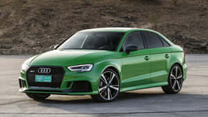綠色Audi RS3轎車停在岩石山丘附近的鋪砌地面上。 — 凱迪拉克 壁紙
