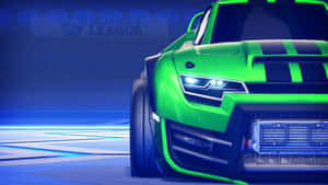 綠色Rocket League賽車，帶有黑色條紋和發光車頭燈，停在藍色競技場地板上。 — 4K 火箭聯盟 壁紙
