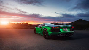 日落沙漠景觀中的綠色藍寶堅尼 Aventador — 日落 壁紙