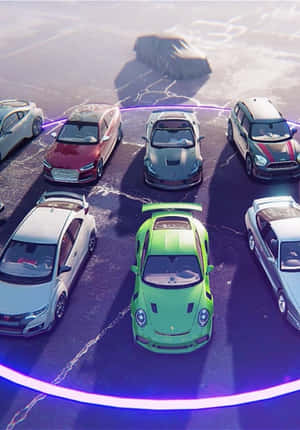 霓虹燈照亮的豪華車圈，中心是一輛發光的綠色跑車。 — 極速快感 壁紙