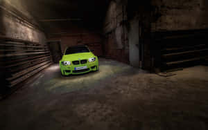萊姆綠色BMW M3停在黑暗的倉庫中，車頭燈亮著。 — Steam Deck OLED 壁紙