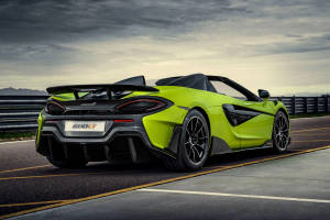 萊姆綠色McLaren 600LT Spider敞篷跑車在賽道上，天空多雲。 — 麥拉倫 壁紙