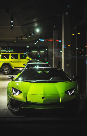 夜晚豪華車展廳中的萊姆綠色藍寶堅尼 Aventador。 — Galaxy Tab S10 Ultra 壁紙