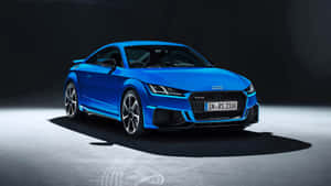 攝影棚內藍色 Audi TT RS 3100 跑車，搭配戲劇性燈光。 — 飛雅特 壁紙
