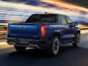 藍色 Chevrolet Silverado RST 皮卡車飛馳，帶有模糊的動態燈光。 — 凱迪拉克 壁紙