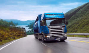 藍色 Scania 卡車在湖邊的山路上行駛 — 卡車 壁紙