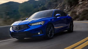 藍色Acura轎車在日落時分行駛在山路上。 — Acura 壁紙