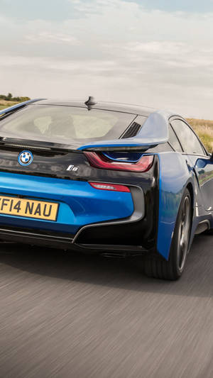 藍色BMW i8電動跑車在鄉村道路上疾馳。 — 藍色美學電腦 壁紙