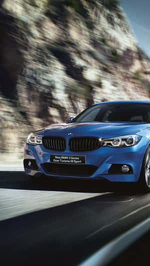 藍色BMW M Sport汽車在日落時分於山路奔馳 — 豪華車 壁紙