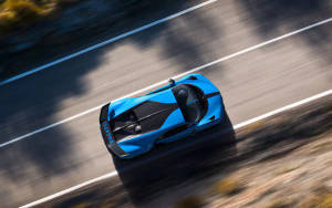 一輛藍色Bugatti超級跑車在陽光明媚的道路上疾馳，帶有動態模糊。 — 布加迪 GIF 壁紙