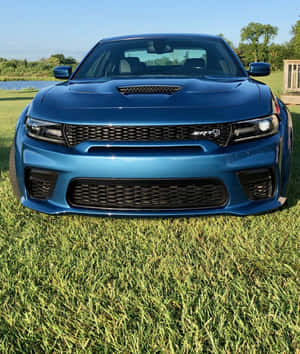藍色Dodge Charger SRT停放在湖邊的綠色草地上。 — 小米 Mix Flip 2 壁紙