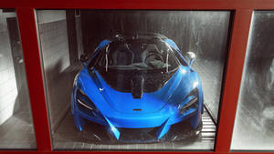 紅色框架玻璃展示櫃內的藍色McLaren跑車。 — 白色法拉利 壁紙