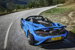 藍色McLaren 570S Spider在日落時分於山路上疾馳。 — 麥拉倫 壁紙