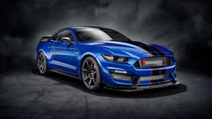 在黑暗的工作室環境中，帶有黑色條紋的藍色Shelby Mustang GT500。 — 野馬GIF 壁紙