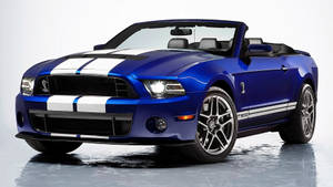藍色Shelby GT500敞篷車，帶有白色條紋，在反光工作室地板上。 — 好看汽車 壁紙