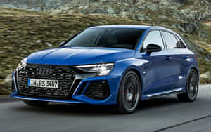 藍色奧迪RS3 Sportback在山路上疾馳。 — 天蠍座美學 壁紙