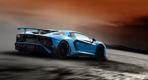 藍色藍寶堅尼 Aventador SVJ 在日落時分奔馳於沙漠中。 — 汽車 壁紙