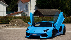 藍色藍寶堅尼 Aventador 車門打開停放在房屋前。 — 蘭博基尼 壁紙