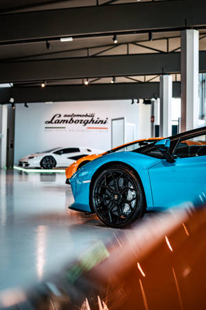 藍色藍寶堅尼跑車與其他型號一同展示在豪華車展廳中。 — 4K 藍寶堅尼 壁紙