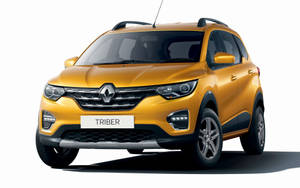 金色雷諾 Triber 緊湊型 SUV 工作室拍攝，線條簡潔，車頭燈現代化。 — 雷諾 壁紙