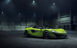 在黑暗工業倉庫中，聚光燈下的青檸綠色McLaren跑車。 — 麥拉倫 壁紙