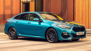 陽光明媚的日子裡，青綠色BMW M240i停在一棟木質建築前。 — Mercedes Benz C300 壁紙