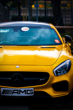 黃色 Mercedes-AMG 跑車前視圖在日光下 — 小米平板 9 Pro Max 壁紙